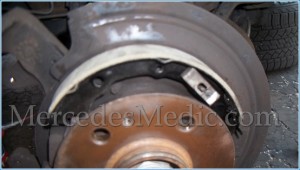 Replace emergency brake shoes, parking brake – MB Medic